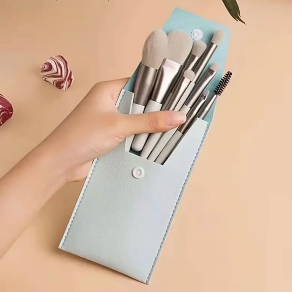 8 Piece Light Blue Gray Travel Makeup Brushes with Case - Picture 2 of 9